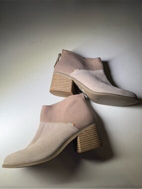 NWOB TOMS Sz 8.5 "Lacy" Desert Taupe Suede & Felt Booties 2” Heel